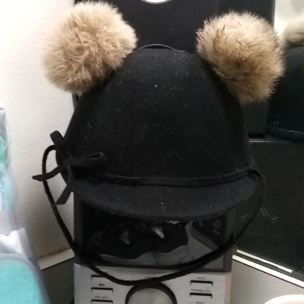 Elegant Black Hat with Fluffy Tan Accents